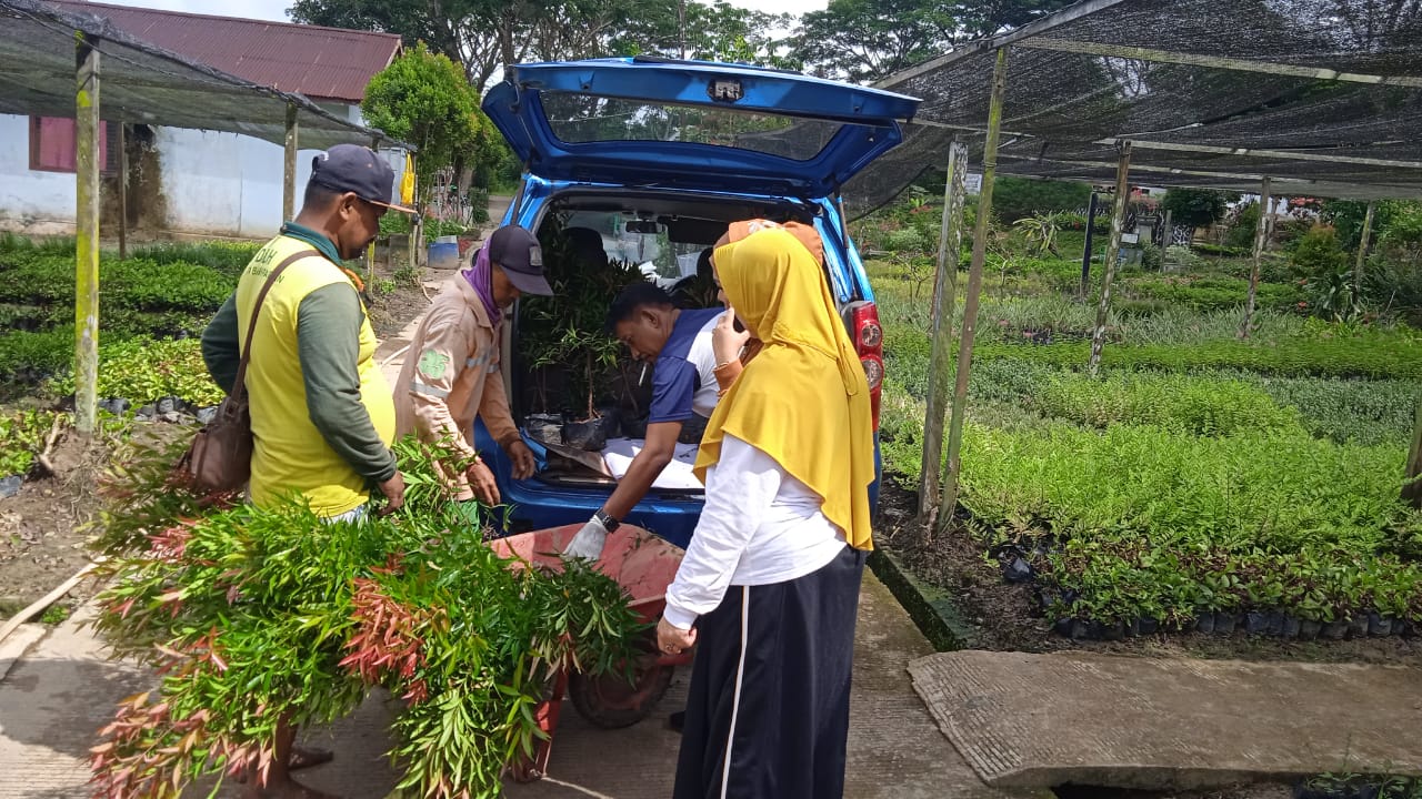 Giat Jumat Penghijauan di Beberapa Titik Jalan Protokol