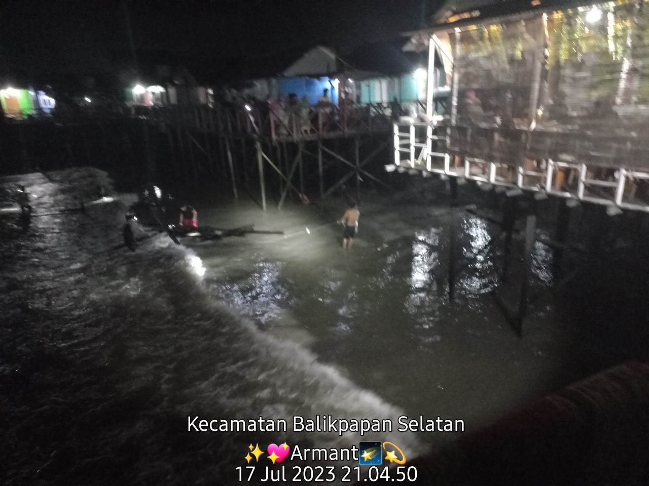 Dermaga  TPI klandasan Ulu Ambruk Dihantam Gelombang Pasang