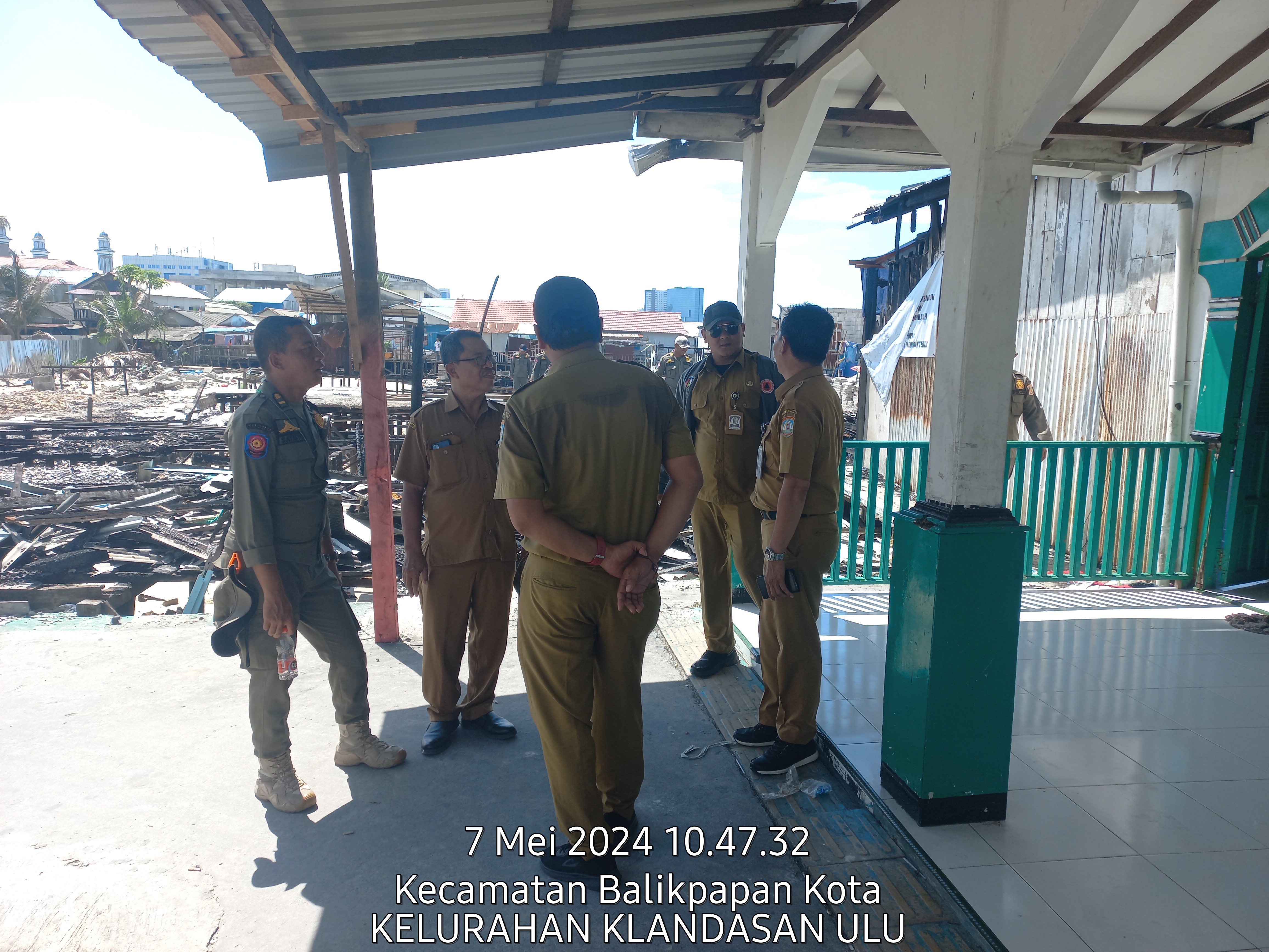 Giat monitoring dan Peneguran Pembangunan Dilokasi Ex kebakaran RT.09 klandasan Ulu  Selasa 07 mei 2024 Monitoring Bersama Trantib& Satpol pp melakukan Peneguran secara Lisan Perihal Pembangunan Di Ex Lokasi Kebakaran. Tujuan Agar Nanti Saat Penantaa